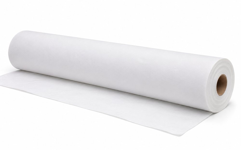 Rolo de papel lençol de 50 cm desenrolando sobre a superfície branca
